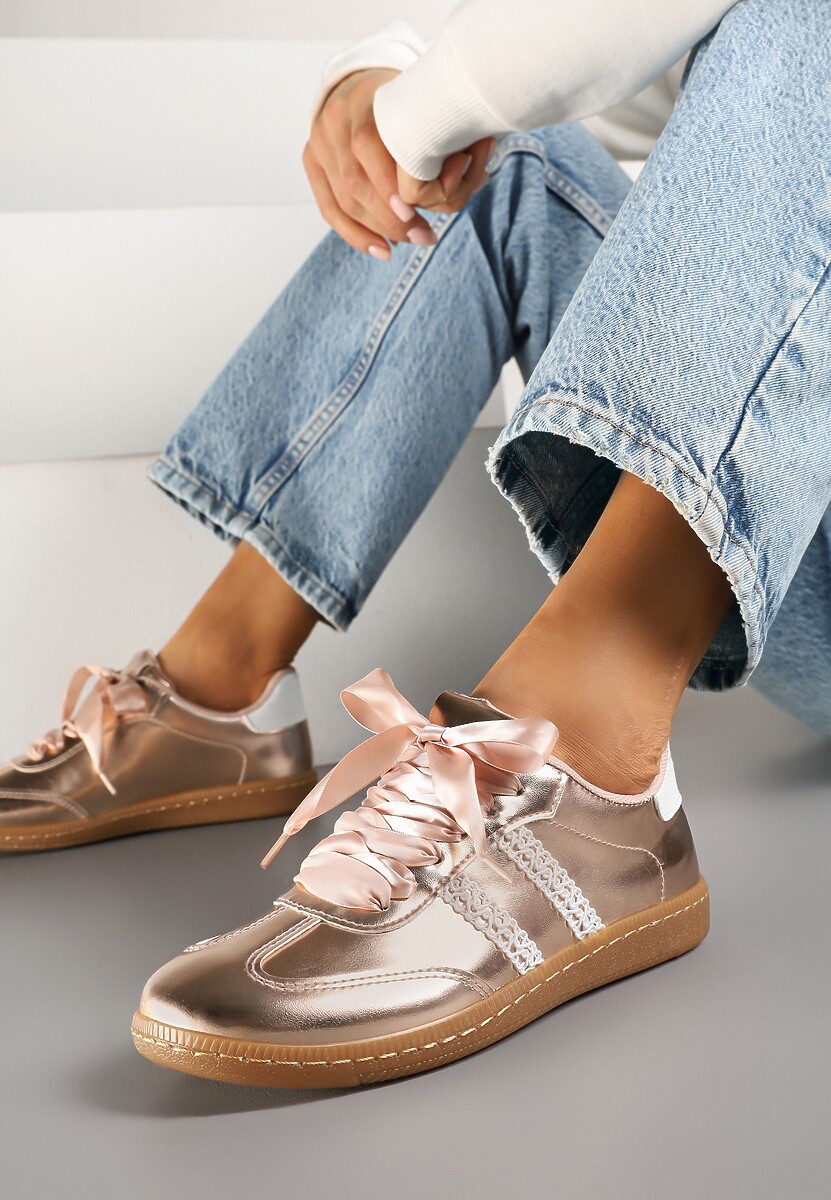 Szampańskie Lakierowane Sneakersy w Stylu Tenisówek z Koronkowymi Paskami Deoriva