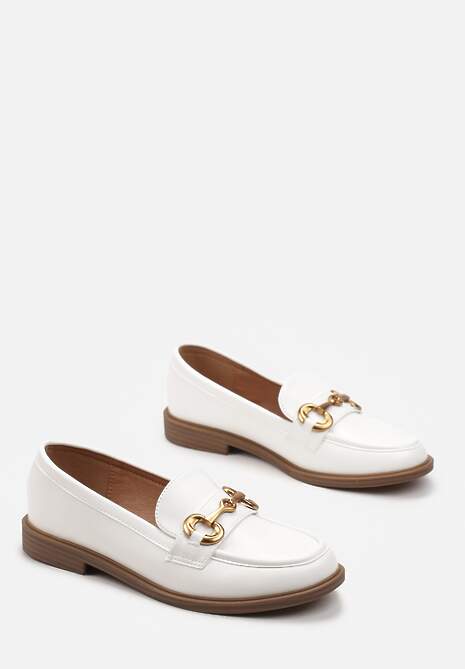 Białe Mokasyny z Ekoskóry na Płaskiej Podeszwie Ozdobione Klamrą i Przeszyciami Fiviaha