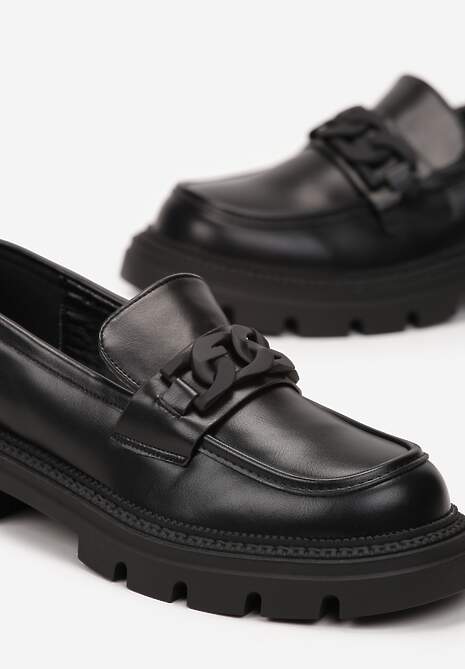 Czarne Mokasyny z Ozdobnym Łańcuchem i Skórzaną Wkładką Callemia
