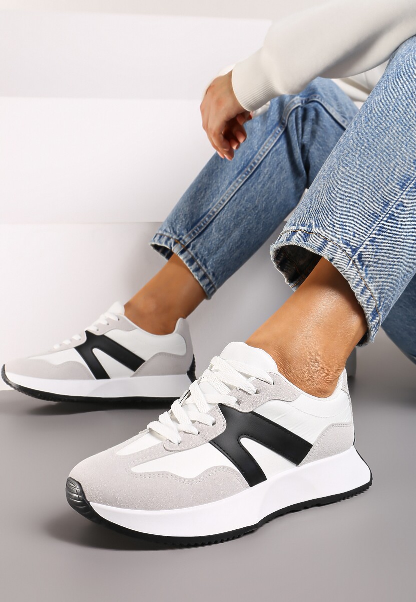 Białe Sneakersy na Płaskiej Podeszwie z Geometryczną Wstawką Sewla