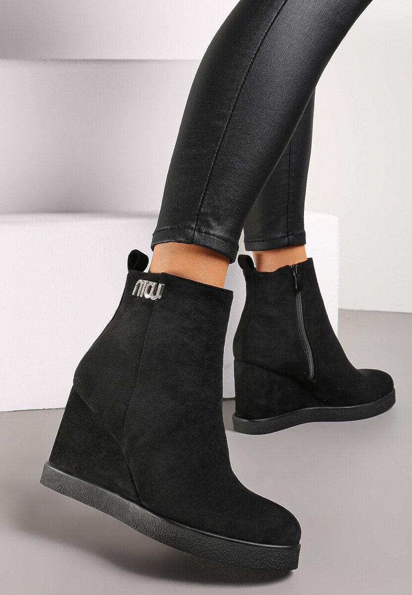 Czarne Botki z Ozdobą z Cyrkoniami Osadzone na Koturnie Calgrana