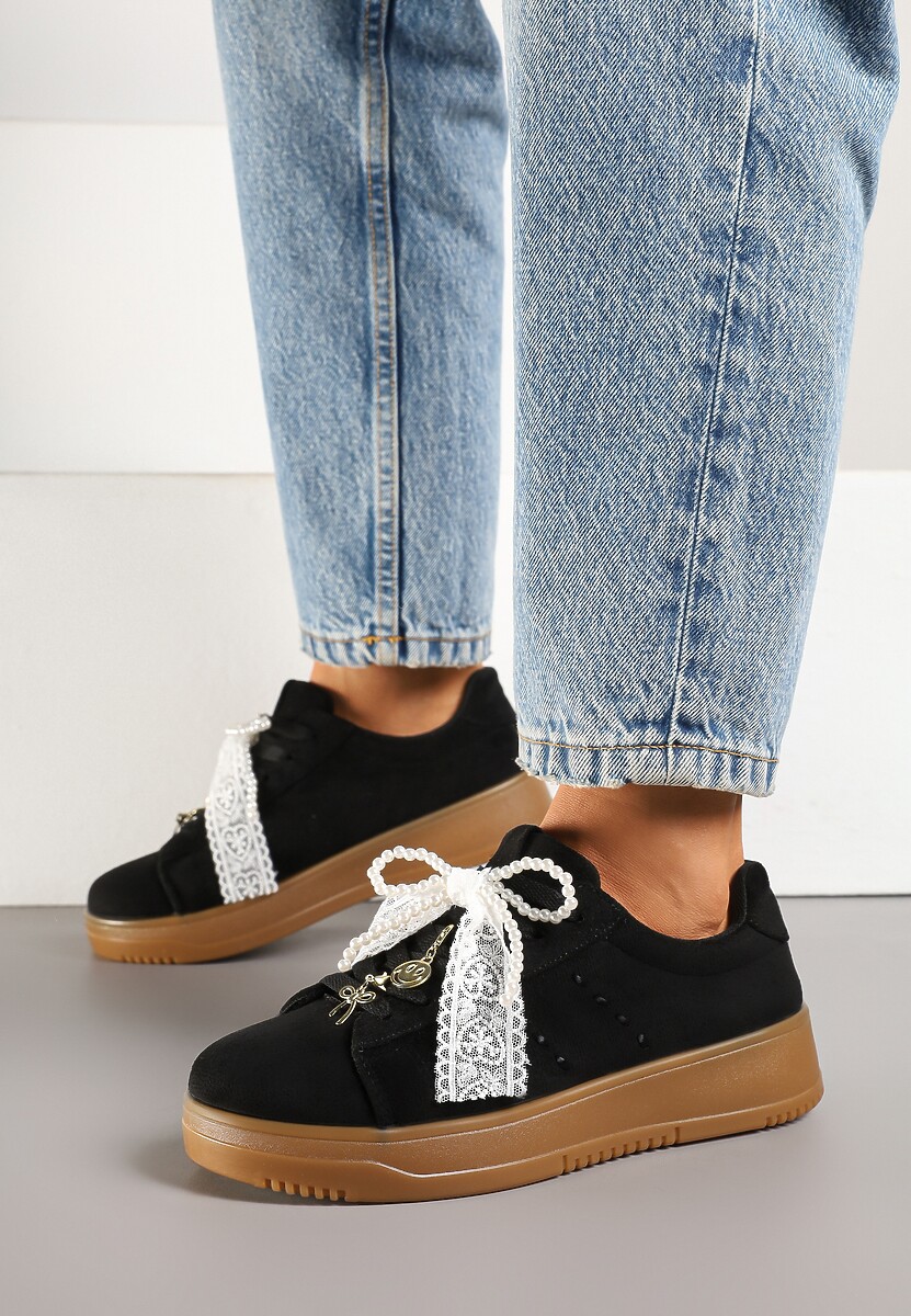 Czarne Sneakersy na Niskiej Platformie z Aplikacjami i Kokardkami Divienne