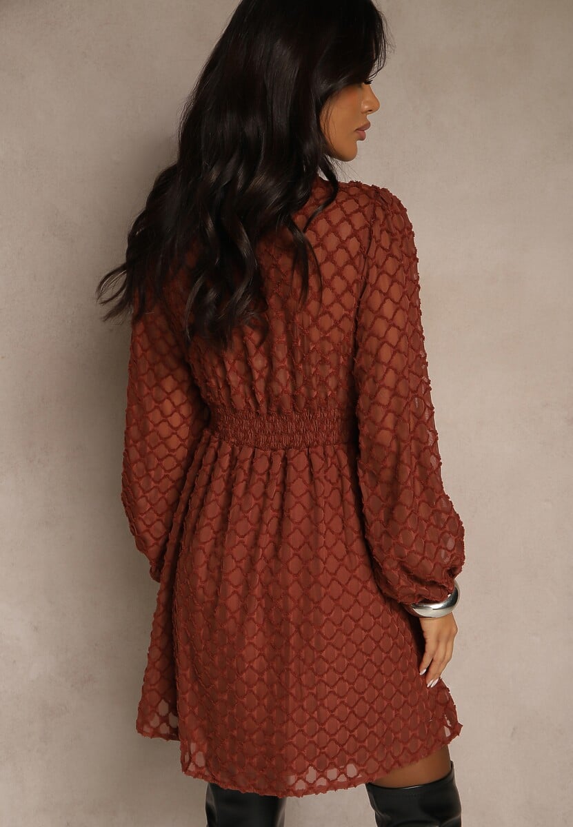 Brązowa Sukienka z Tkaniny Plumeti o Rozkloszowanym Kroju z Dekoltem V Zenarela