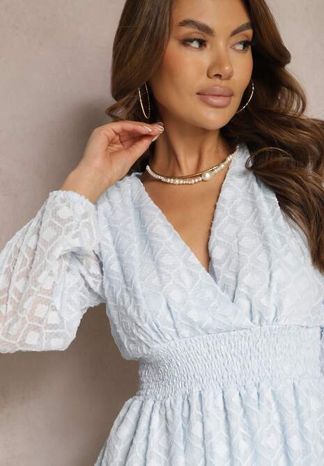 Niebieska Sukienka z Gumką w Talii Kopertowym Dekoltem i Geometrycznym Wzorem na Siateczce Marixita