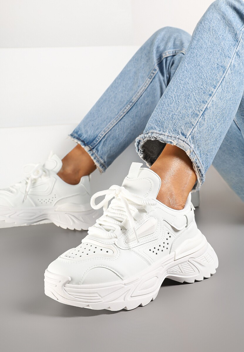 Białe Sneakersy w Streetwearowym Stylu na Tłoczonej Podeszwie Nelasea