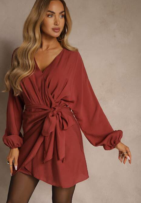 Czerwona Kopertowa Sukienka z Wiskozy z Bufiastymi Rękawami Wiązana w Talii Anevra