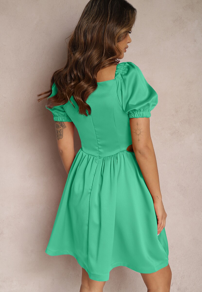 Zielona Rozkloszowana Sukienka Mini z Wycięciami po Bokach i Cyrkoniami na Dekolcie Erelasia