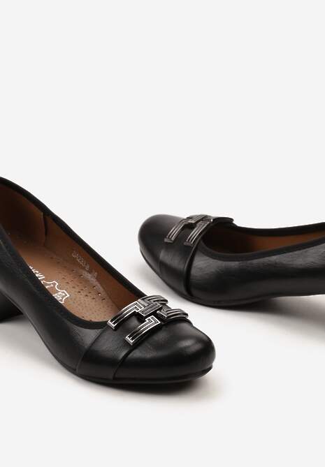 Czarne Czółenka na Słupku z Metalową Aplikacją i Wkładką ze Skóry Naturalnej Risasa