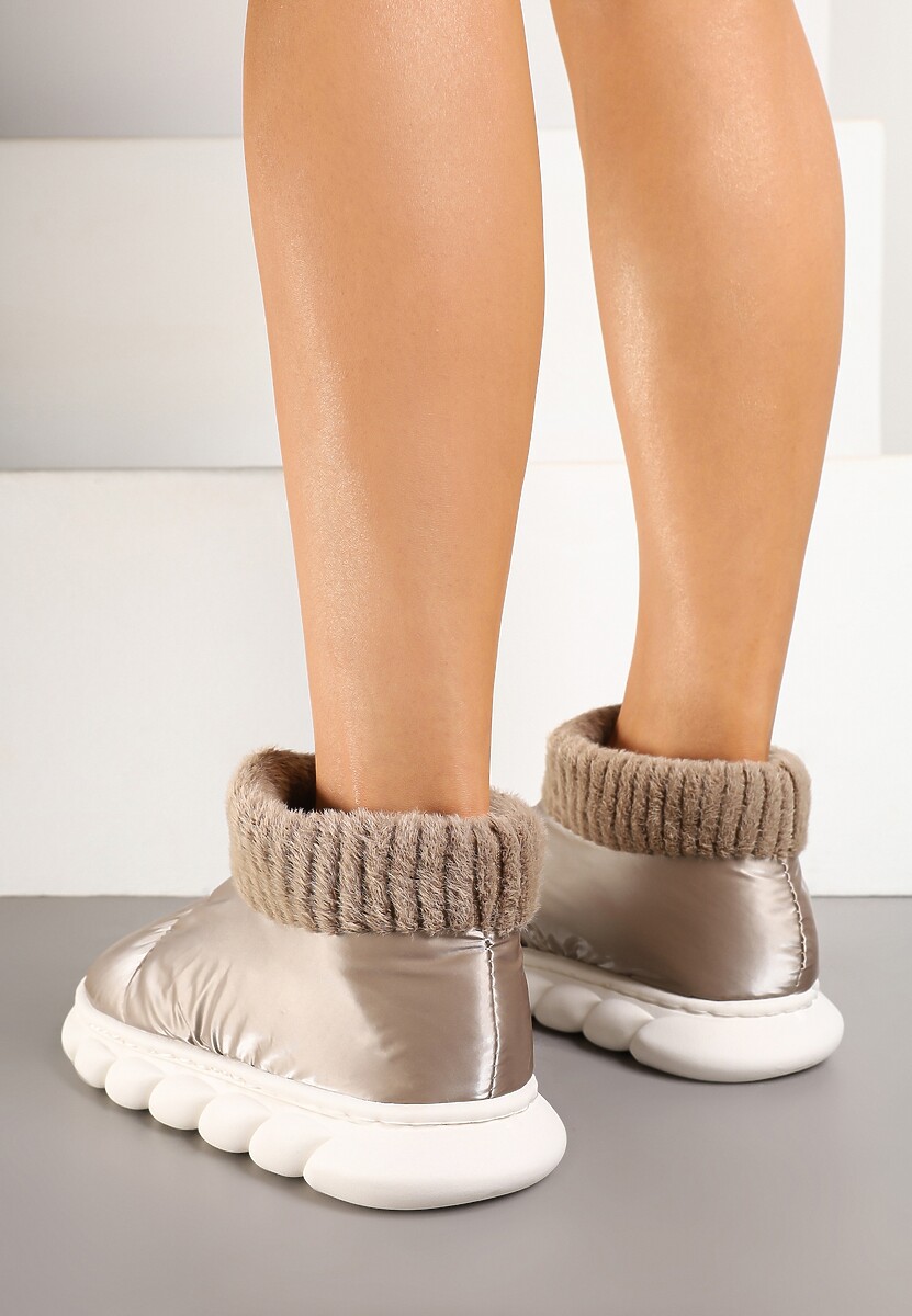 Ciemnobeżowe Kapcie Vices na Piankowej Podeszwie z Pikowaną Cholewką Velavina