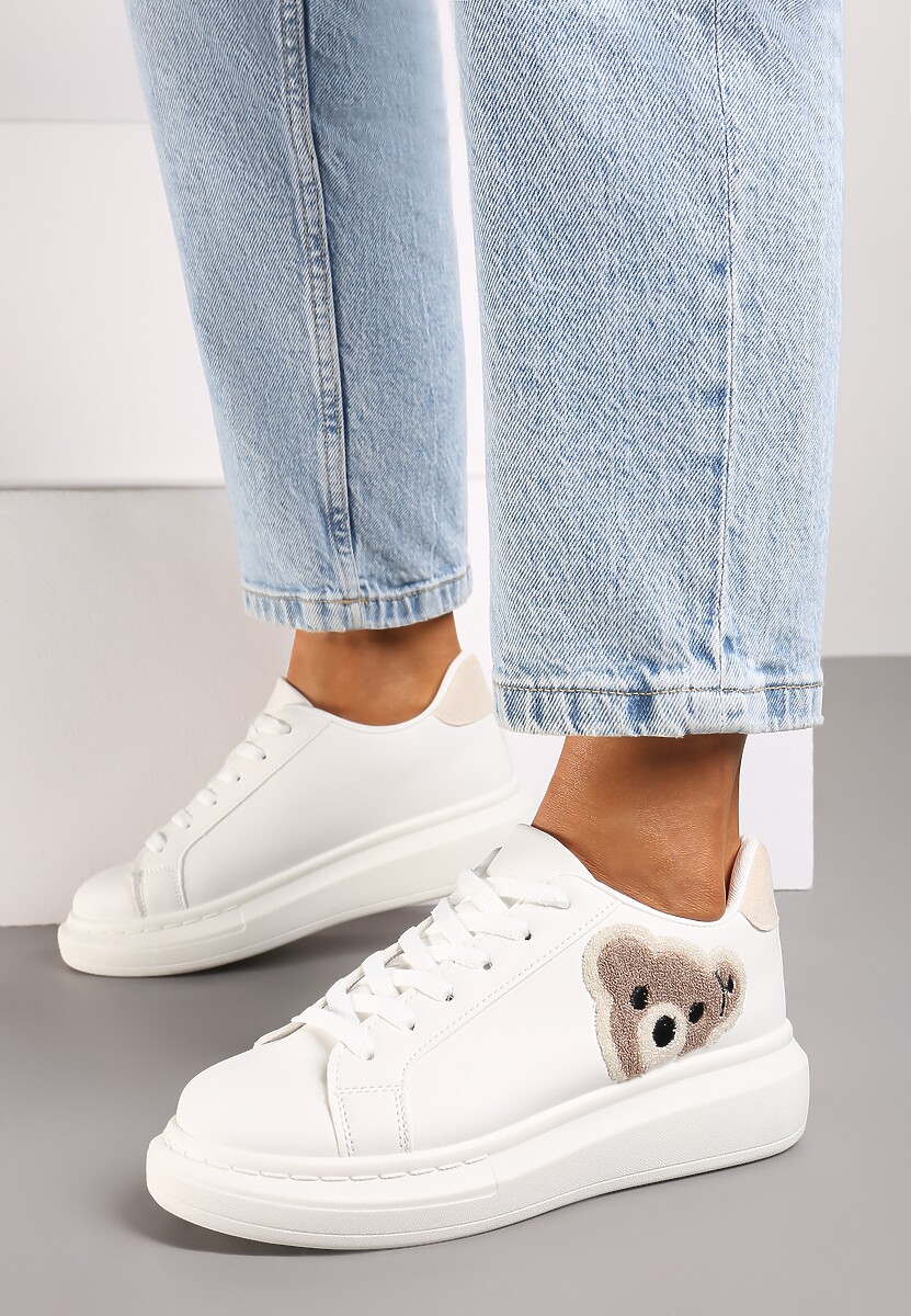 Biało-Beżowe Sneakersy na Płaskiej Podeszwie Ozdobione Motywem Misia Seniefra