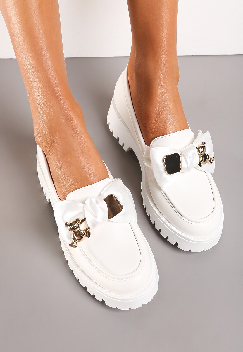 Białe Mokasyny na Niskiej Platformie Ozdobione Metalowymi Aplikacjami i Kokardą Alirakia