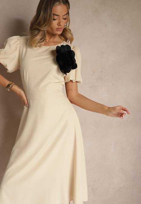 Beżowa Rozkloszowana Sukienka Vices Ozdobiona Odpinanym Kwiatem 3D Koleira