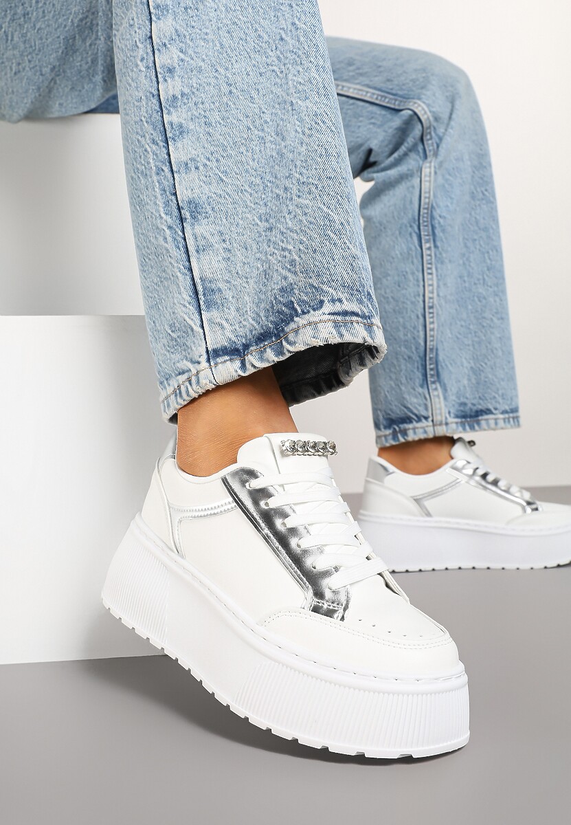 Białe Sneakersy na Platformie Ozdobione Przeszyciami Tatoretia