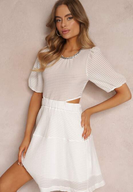 Biała Sukienka Mini Zdobiona Wycięciami w Pasie i Łańcuszkiem przy Dekolcie Lorsalia