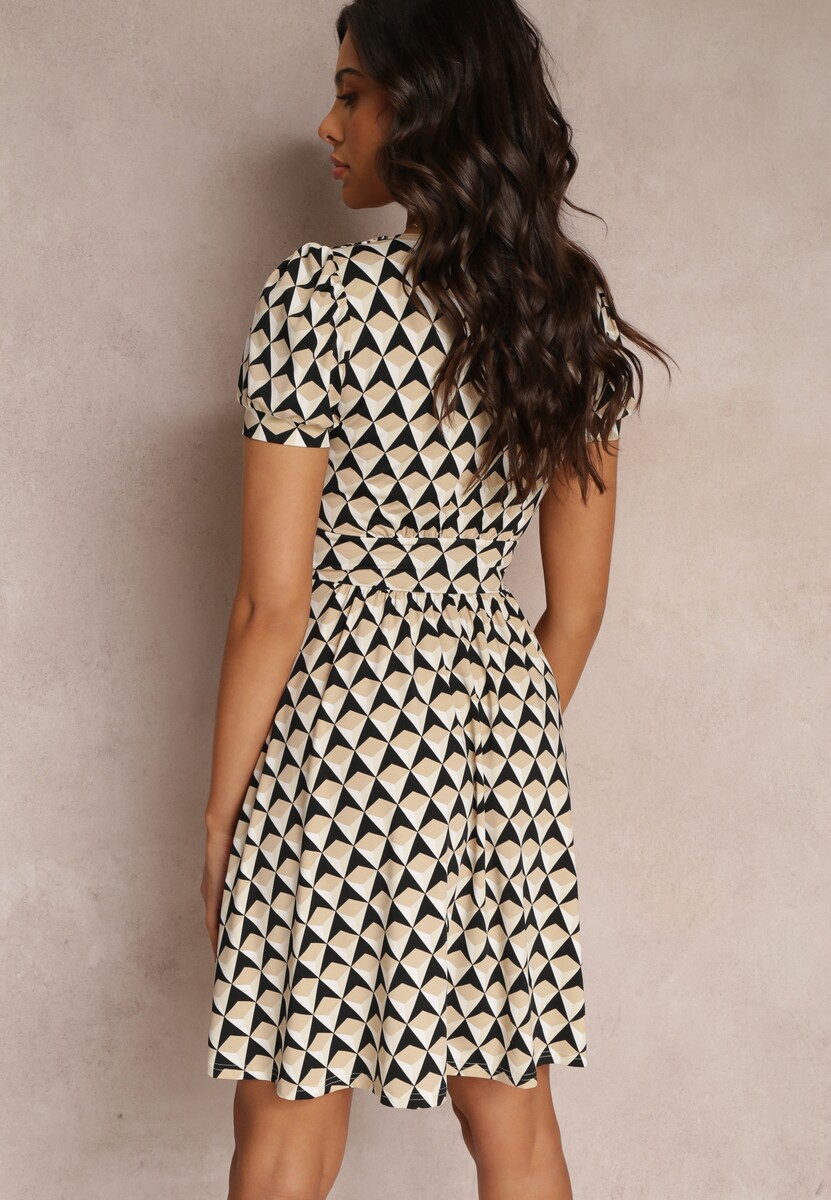 Beżowa Rozkloszowana Sukienka Mini z Kopertowym Dekoltem i Poduszkami w Ramionach Saniza