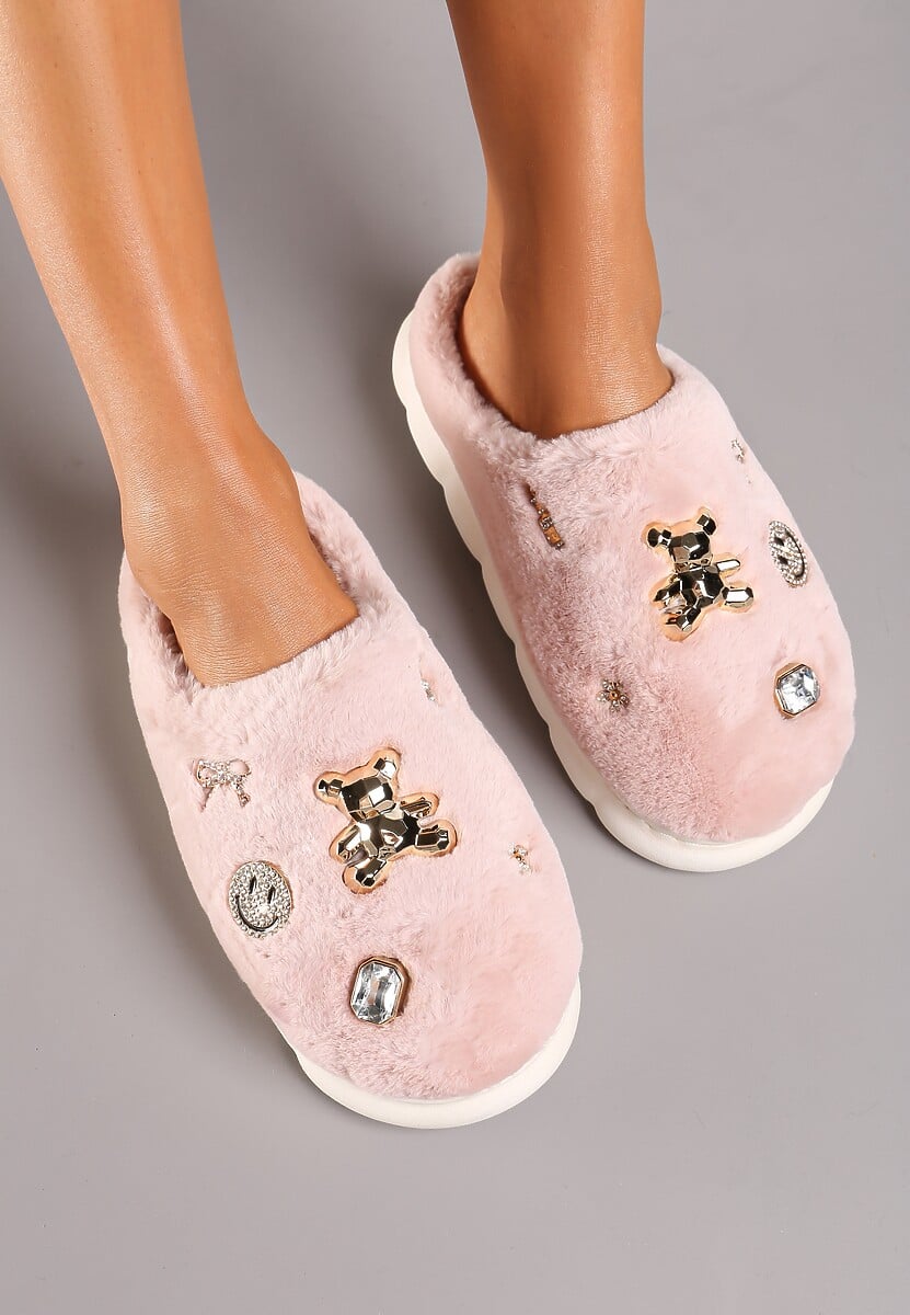 Białe Kapcie na Płaskiej Podeszwie z Metalicznymi Aplikacjami i Futerkiem Nirissa