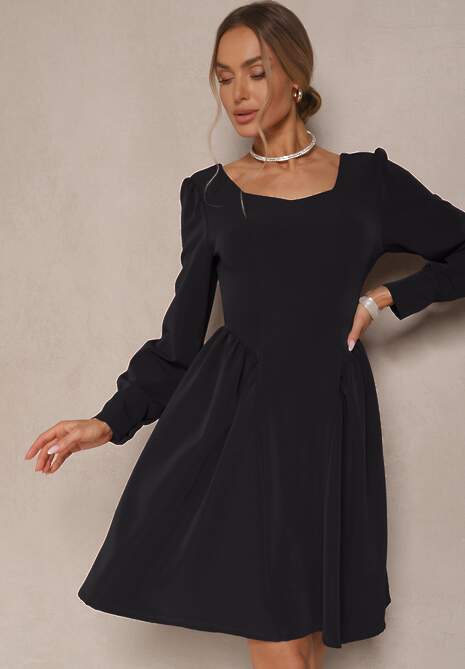 Czarna Sukienka o Rozkloszowanym Kroju Ozdobiona Kwadratowym Dekoltem Katirva