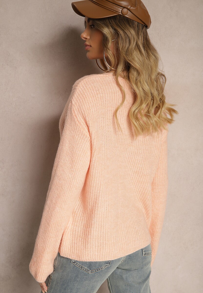Jasnoróżowy Sweter w Klasycznym Stylu z Trójkątnym Dekoltem  Omelisa