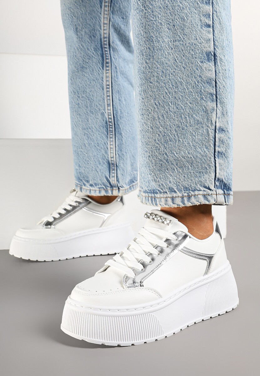 Białe Sneakersy na Platformie Ozdobione Przeszyciami Tatoretia