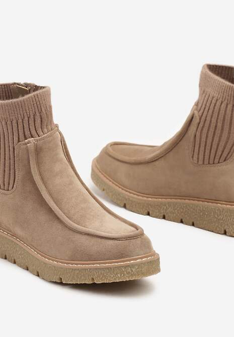 Ciemnobeżowe Ekozamszowe Botki z Prążkowaną Dopasowaną Cholewką na Niskim Koturnie Manzina