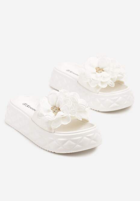 Białe Klapki na Platformie z Pikowaniem i Kwiatową Aplikacją 3D Sananira