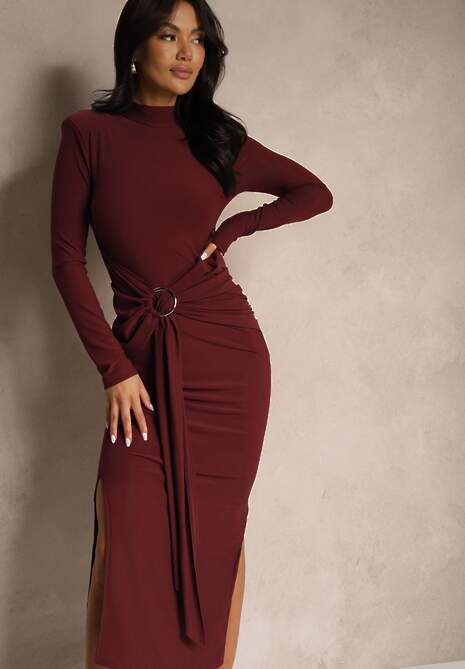 Bordowa Sukienka o Dopasowanym Kroju z Półgolfem Zdobiona Trenem i Rozcięciem Tuleedi