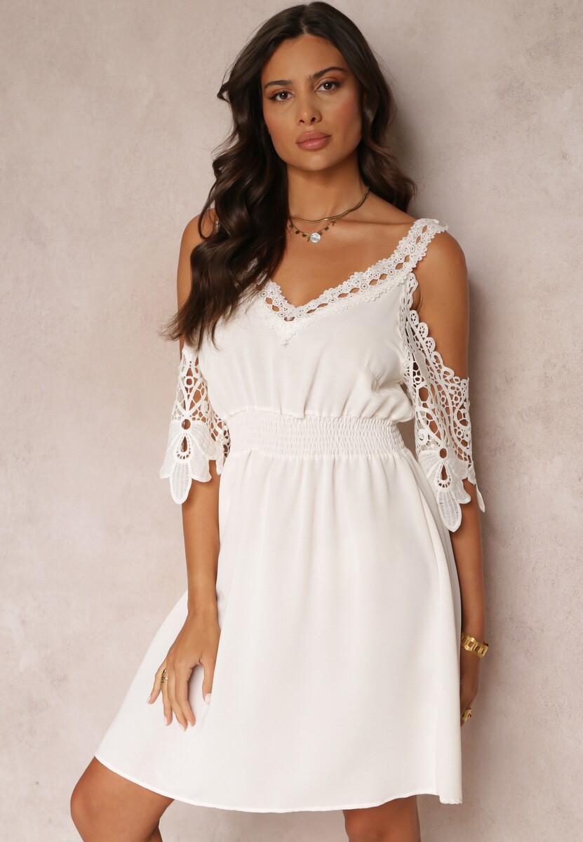 Czarna Rozkloszowana Sukienka Mini z Gumką w Talii i Hiszpańskimi Rękawami z Koronką Carolta