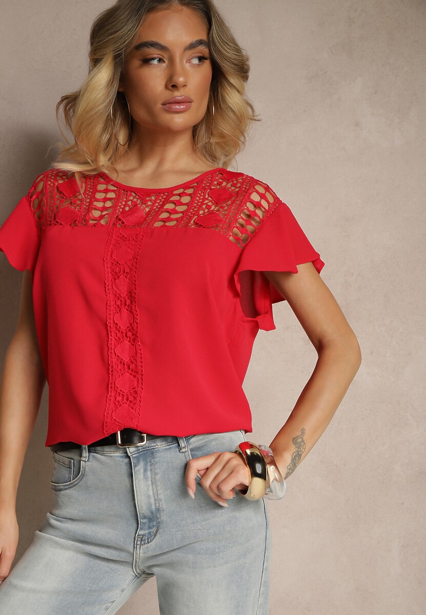 Czerwona Bluzka z Falbankami Wokół Ramion i Ażurową Koronką Przy Dekolcie Dastisa