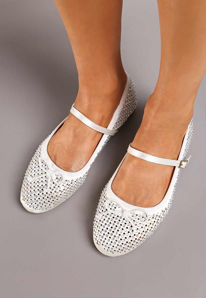 Białe Balerinki z Klamerką i Ażurową Cholewką Morakate