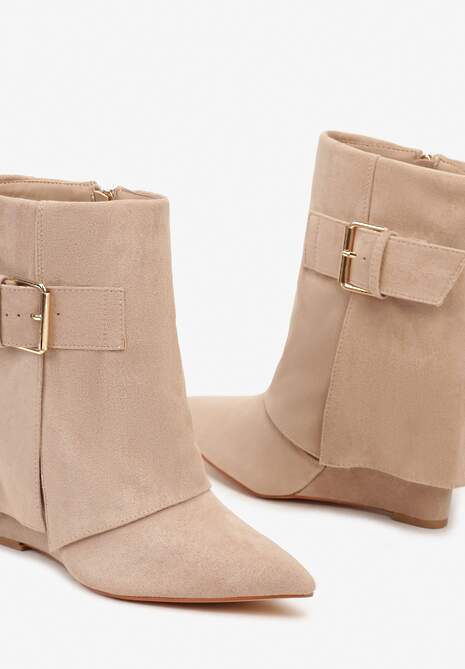 Ciemnobeżowe Botki na Koturnie z Ekozamszu z Cholewką Imitującą Nogawkę Ozdobioną Klamerką Avorira