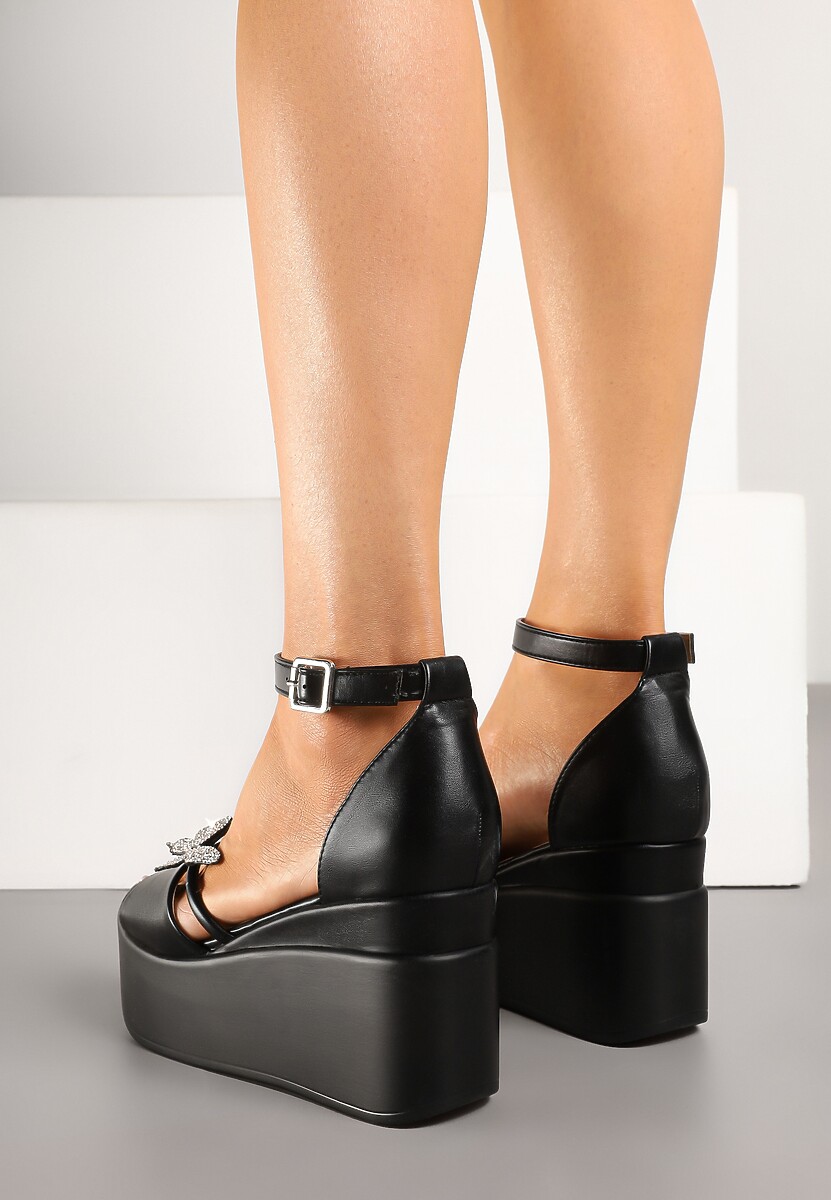 Czarne Sandały na Platformie i Koturnie z Aplikacją Motylka i Sprzączką przy Kostce Lorkio
