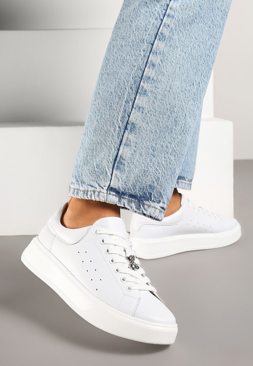 Białe Sneakersy Skórzane z Metaliczną Aplikacją i Perforacją Xalzeki