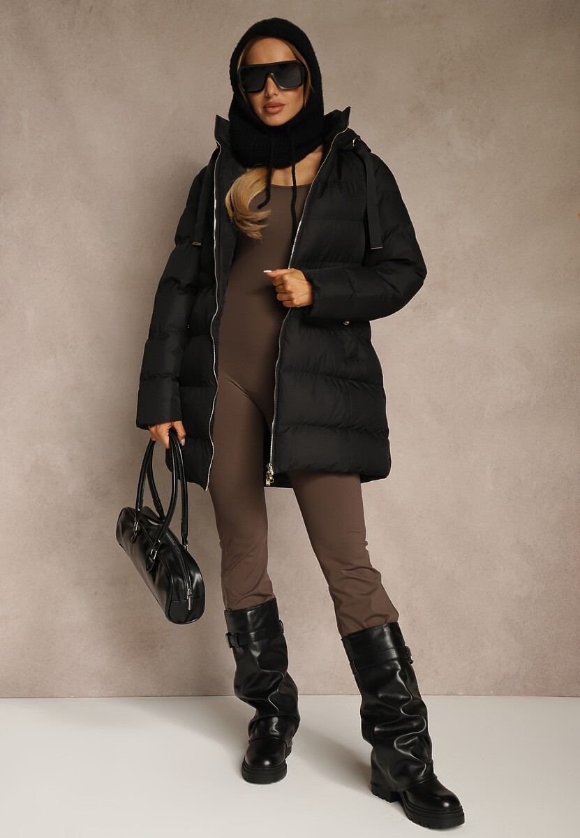 Czarna Kurtka Pikowana o Długim Kroju z Kapturem i Suwakiem Dwukierunkowym Naomira