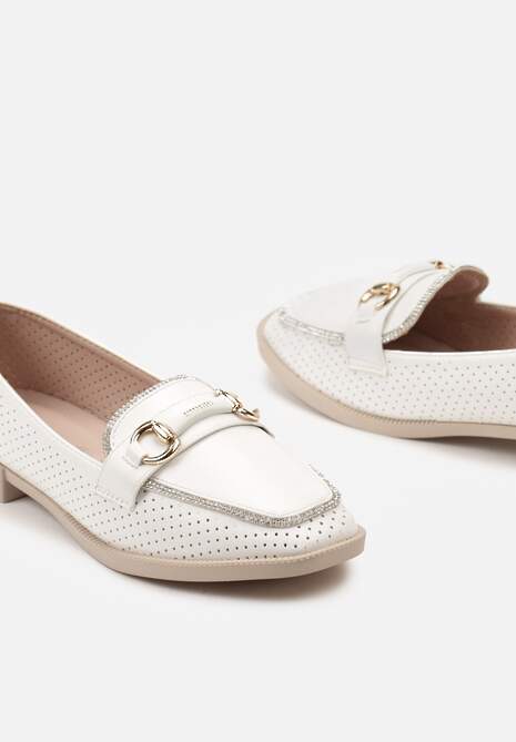 Białe Półbuty w Stylu Loafersów z Perforacją Drobnymi Cyrkoniami i Klamrą Keryth