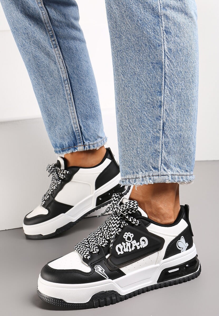 Czarne Sznurowane Sneakersy na Niskiej Platformie Ozdobione Naszywkami Pixila