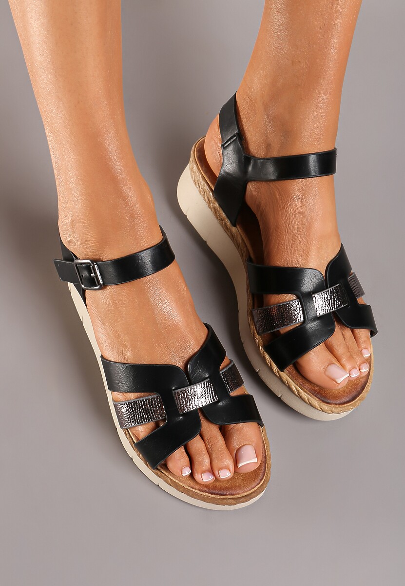 Czarne Sandały na Koturnie Ozdobione Metalicznym Paskiem Zapinane Wokół Kostki Ivolia