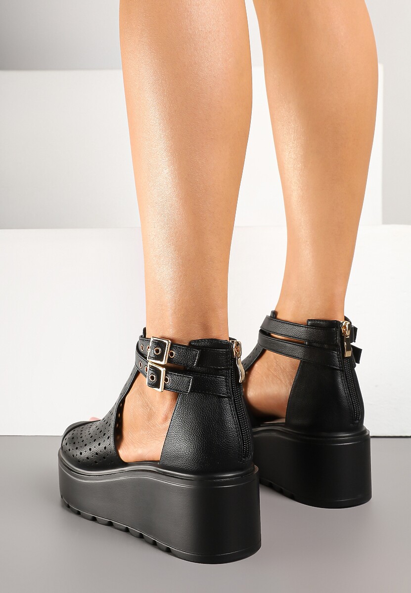 Czarne Sandały na Koturnie z Ażurową Cholewką i Skórzaną Wkładką Evialina