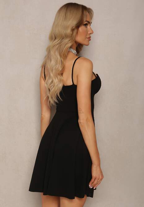 Czarna Sukienka o Rozkloszowanym Kroju z Usztywnianymi Miseczkami i Ozdobnymi Ramiączkami Clemdia