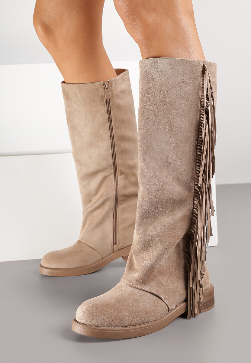 Ciemnobeżowe Kozaki z Imitacji Zamszu w Estetyce Boho Zdobione Frędzlami Vemarose