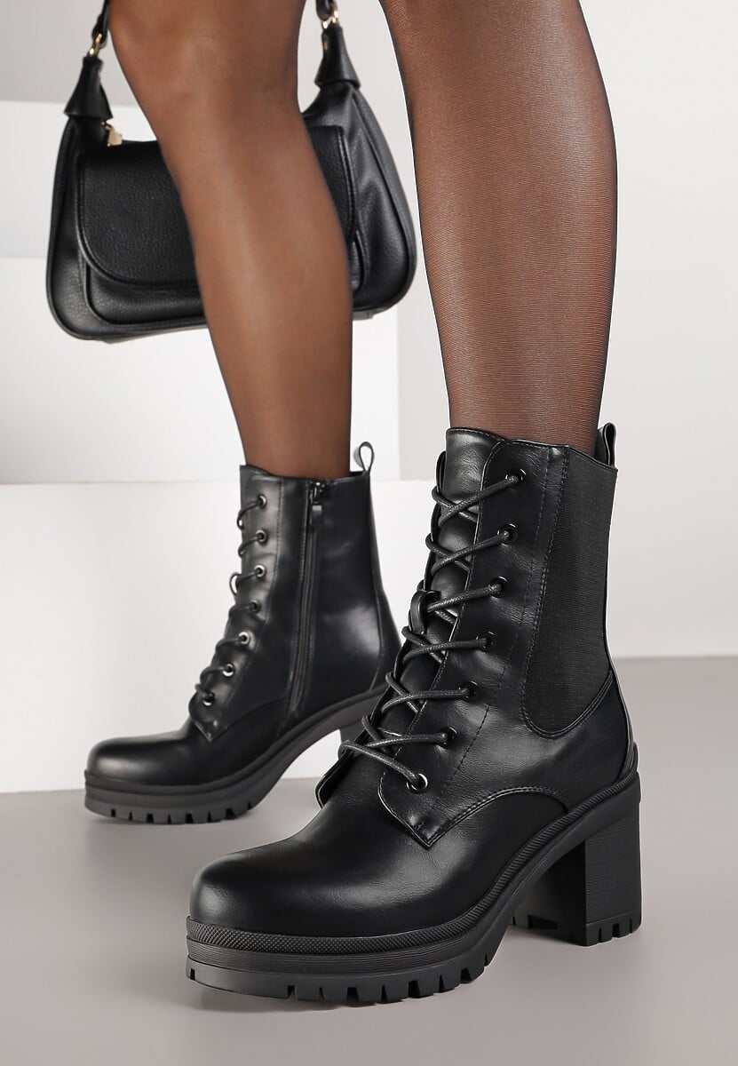 Czarne Botki Typu Workery na Słupku Cladira