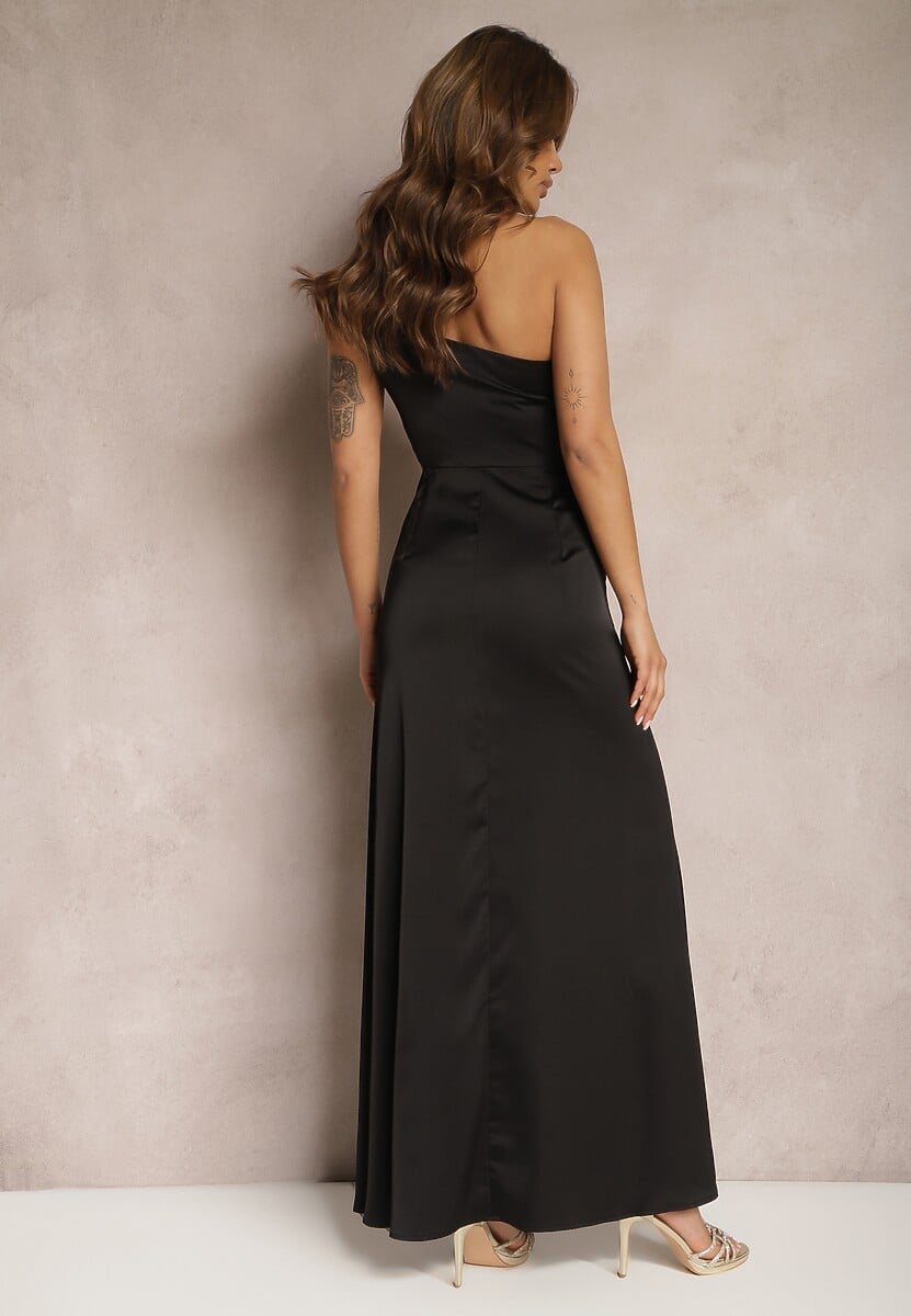 Czarna Asymetryczna Sukienka Satynowa z Wycięciem w Talii Rozcięciem na Dole i Marszczeniem Aledista