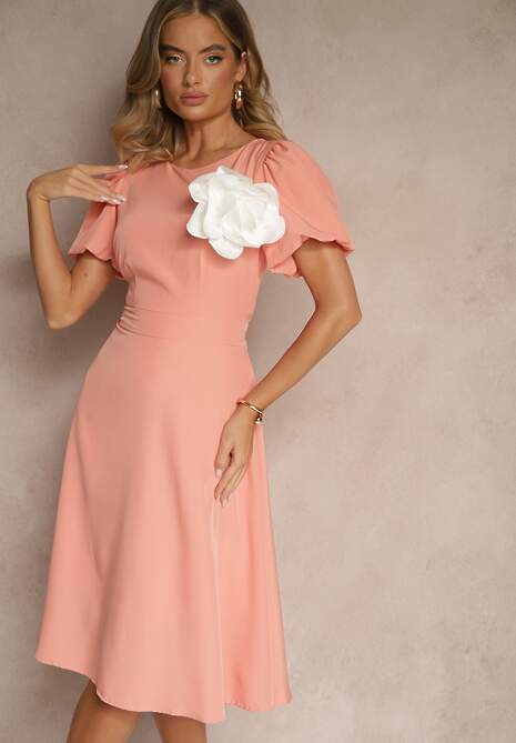 Różowa Rozkloszowana Sukienka Vices Ozdobiona Odpinanym Kwiatem 3D Koleira