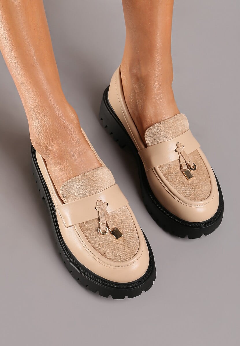 Beżowe Mokasyny na Tłoczonej Podeszwie z Wstawką z Ekozamszu Ozdobione Metalowym Detalem Virinae