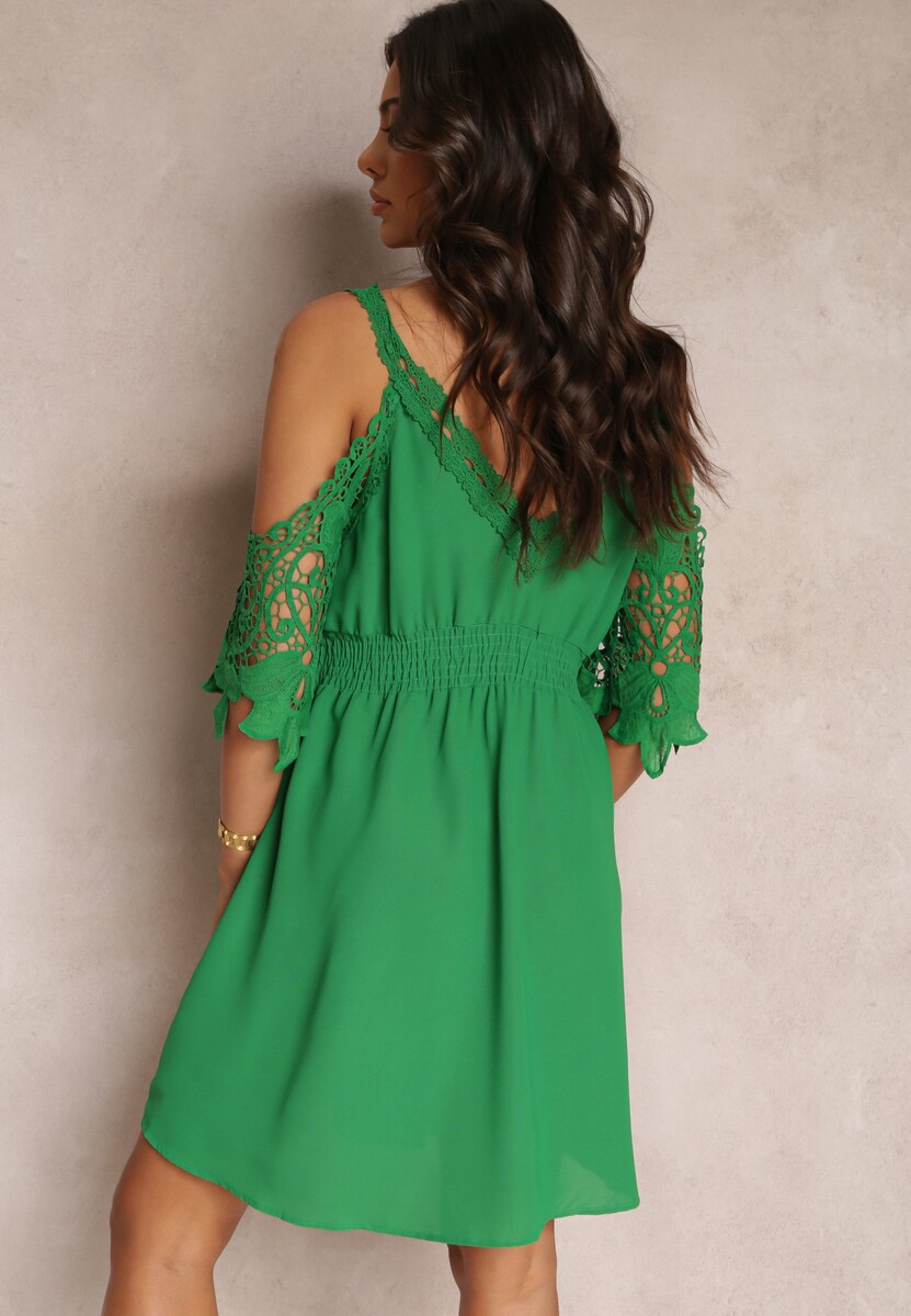 Zielona Rozkloszowana Sukienka Mini z Gumką w Talii i Hiszpańskimi Rękawami z Koronką Carolta