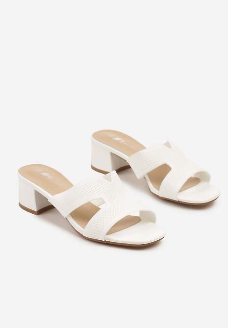 Białe Klapki na Słupkowym Obcasie Zdobione Wycięciami Lisaria