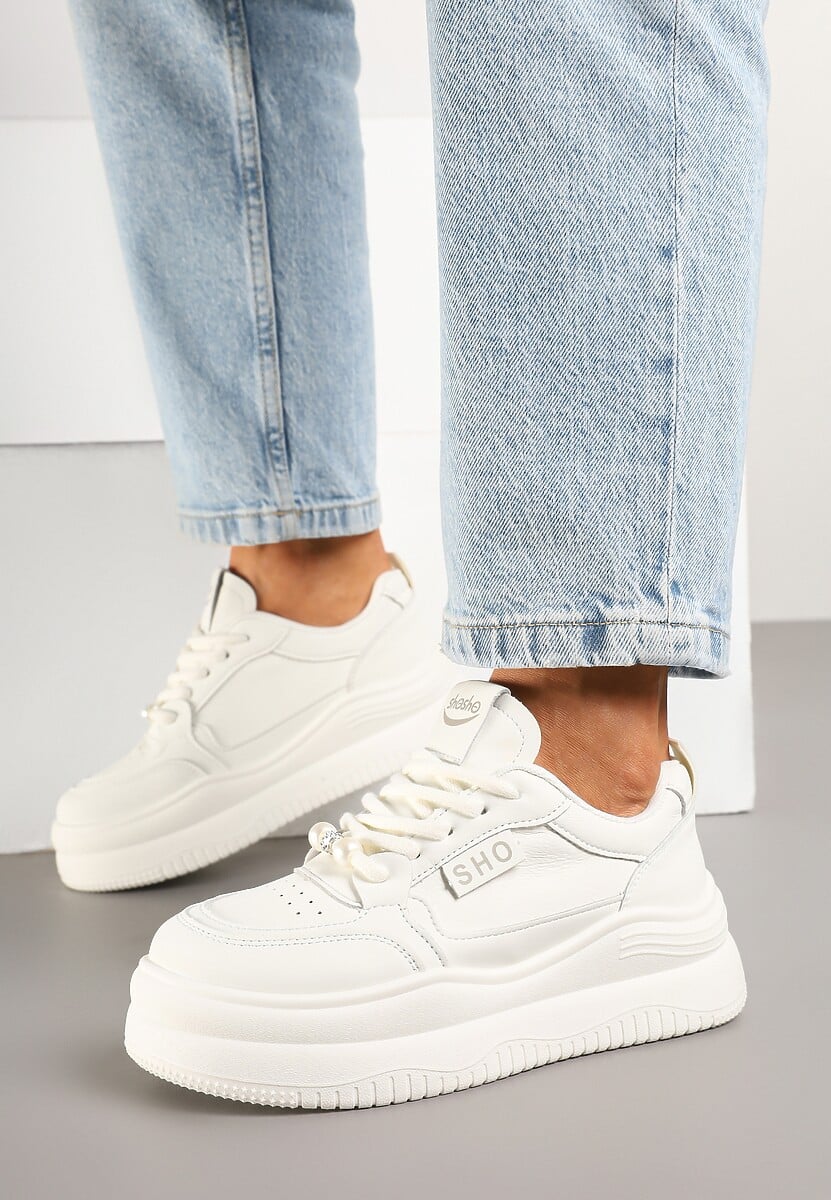 Beżowe Buty Sportowe z Perłami na Sznurówkach Perforacją i Platformą Karinella