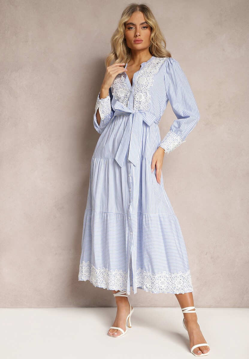 Jasnoniebieska Bawełniana Sukienka z Ażurową Koronką Przy Dekolcie i na Rękawach Lekovia