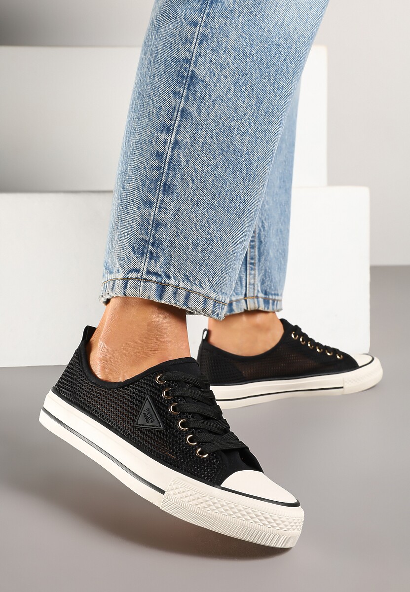 Białe Szydełkowe Trampki o Klasycznym Fasonie Vovessa