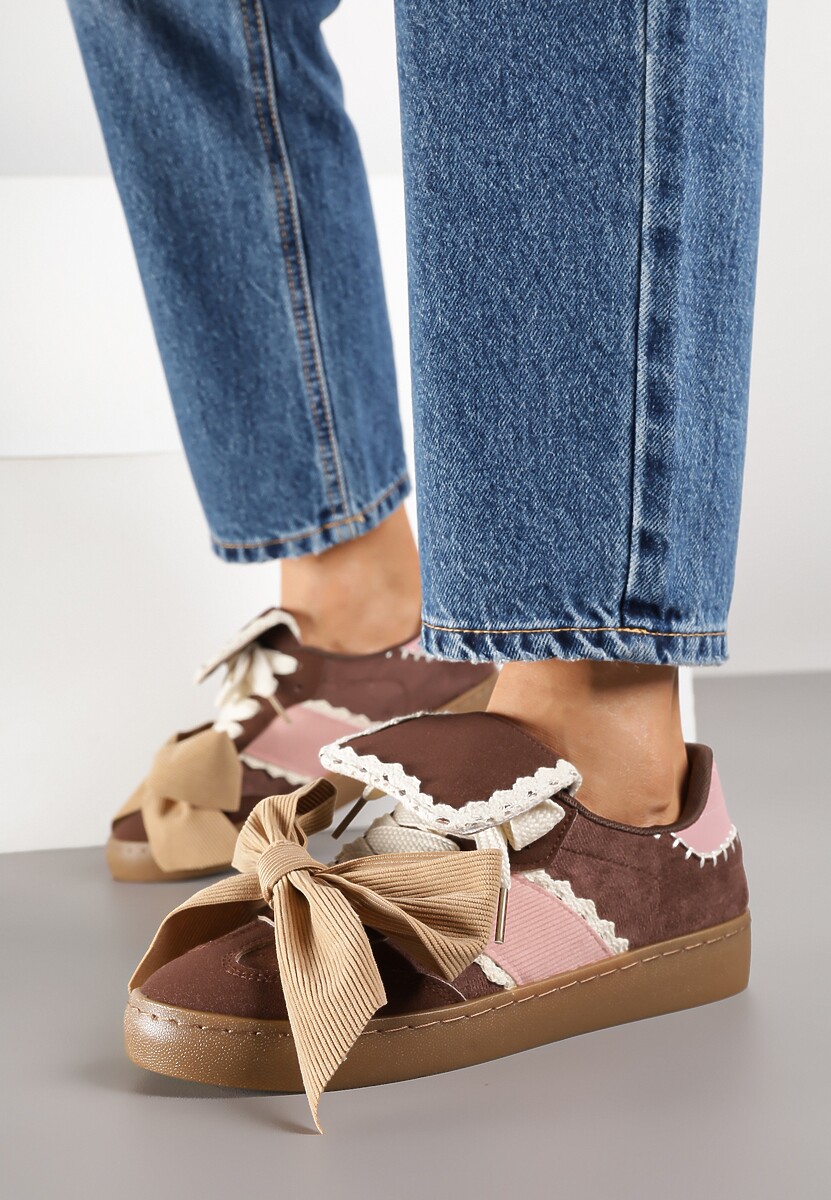 Brązowe Sneakersy Ozdobione Geometrycznym Wzorem i Kokardą Cedionna