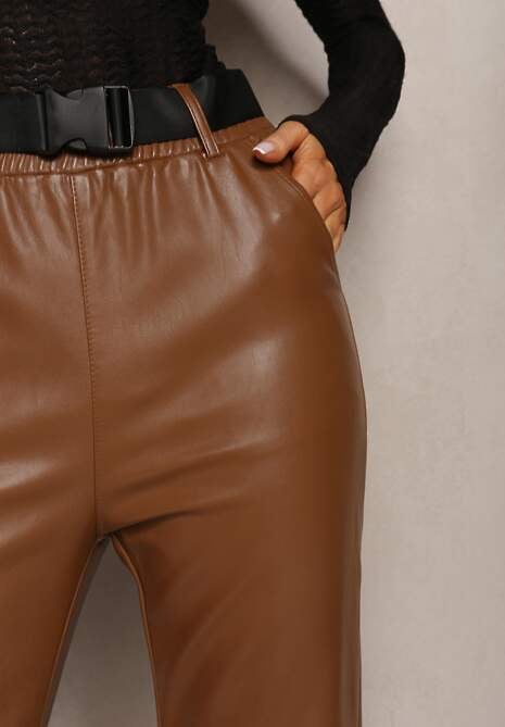 Brązowe Spodnie Joggery z Imitacji Skóry z Paskiem z Klamrą Mittara